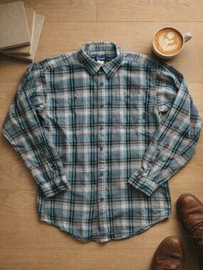 Patagonia Men’s Medium Lightweight Organic Cotton Button-Up Blue/Grey Plaid